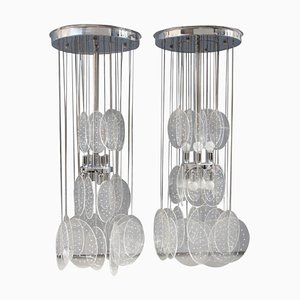 Lámparas de araña italianas de vidrio acrílico y metal cromado, años 70. Juego de 2