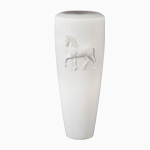 Weiße Reliefvase aus Keramik mit Pferde-Motiv von Marco Segantin für VGnewtrend