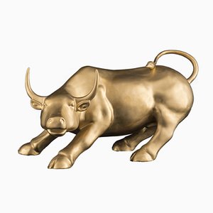Goldene Wall Street Stier Skulptur aus Milchglas von VGnewtrend