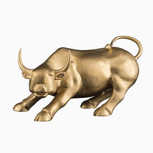 Scultura raffigurante un toro di Wall Street in ceramica dorata di VGnewtrend