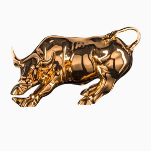 Scultura raffigurante un toro di Wall Street in ceramica dorata di VGnewtrend