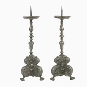 Candeleros barrocos de estaño, siglo XVIII. Juego de 2