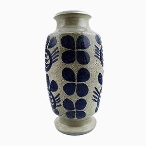 Jarrón de cerámica con detalle azul oscuro y base gris de Göran Andersson para Upsala Ekeby, años 50