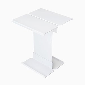 Mesa auxiliar escultural modelo Five de metal blanco de Adolfo Abejon