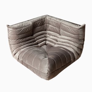 Sedia angolare Togo in velluto grigio di Michel Ducaroy per Ligne Roset
