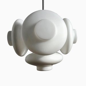 Lampadario Mid-Century moderno in vetro lattimo di Napako, anni '60