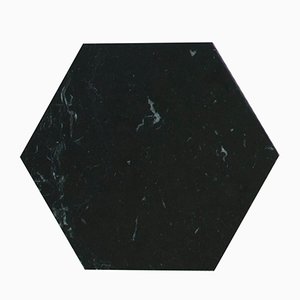 Plato hexagonal de mármol negro y corcho de FiammettaV Home Collection