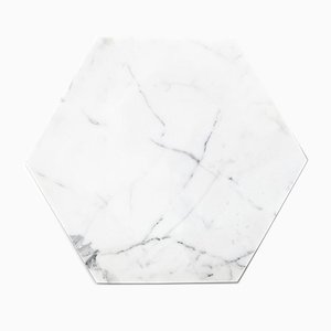 Sechseckiger Teller aus weißem Marmor & Kork von FiammettaV Home Collection