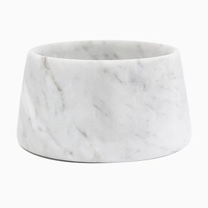 Kleine weiße Carrara Marmor Katzen und Hunde Schale von FiammettaV Home Collection