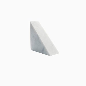 Sujetalibros triangular grande de mármol de Carrara blanco de FiammettaV Home Collection