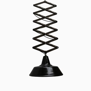 Lámpara de acordeón industrial de acero y esmalte negro, años 50