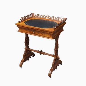 Antiker Spieltisch aus Nussholz