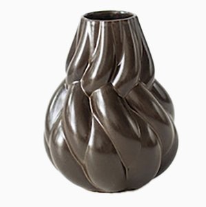 Kleine braune Eda Vase von Lisa Hilland für Mylhta