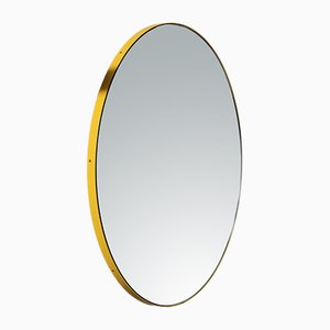 Mittelgroßer runder versilberter Orbis Spiegel mit gelbem Rahmen von Alguacil & Perkoff