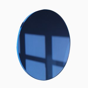 Espejo Orbis grande tintado en azul con marco azul de Alguacil & Perkoff Ltd