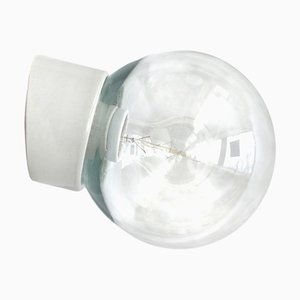 Industrielle Vintage Wandlampe aus weißem Porzellan & Klarglas, 1950er