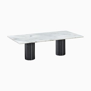 Mesa de comedor Doris de mármol de Carrara blanco y bronce ennegrecido de Fred & Juul