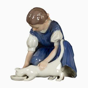 Chica danesa de porcelana con figura de gato de Ingeborg Plockross Irminger para Bing & Grondahl, años 70