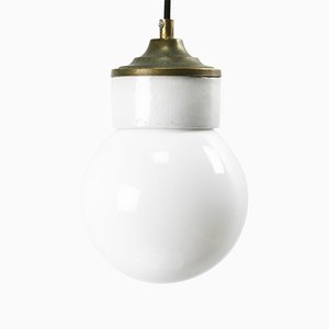 Lampada Mid-Century industriale in porcellana bianca, vetro opalino e ottone