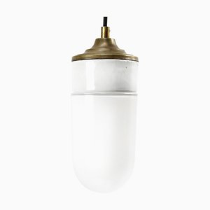 Lámpara colgante industrial Mid-Century de porcelana blanca, vidrio opalino y latón