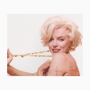 Photographie Marilyn Stretches the Beads par Bert Stern, 2010
