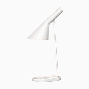 Skandinavische Mid-Century Tischlampe in Weiß von Arne Jacobsen für Louis Poulsen