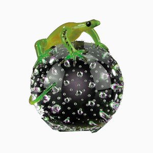 Kugelförmige Skulptur mit grünem Gecko von VGnewtrend