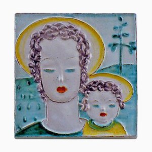 Placa Art Déco de loza de mujer y niño de Goldschneider, años 30