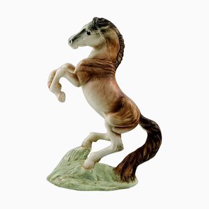 Figura de caballo enarbolada grande de porcelana de Goldschneider, siglo XX