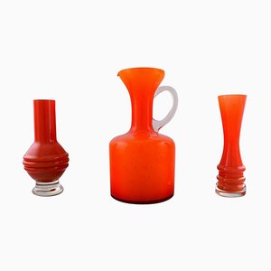 Krug und zwei Vasen aus orangefarbenem Kunstglas, 1960er, 3er Set