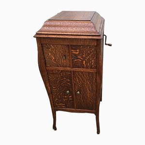 Grammofono vintage in un armadietto di Jupiter Mark Bevete, anni '20