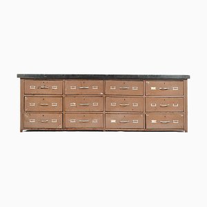 Brauner Schrank mit Holzplatte und Schubladen aus Metall