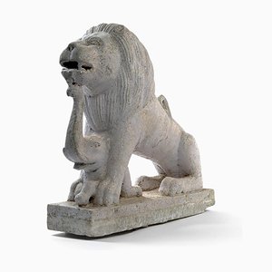 Estatua de un león con un pequeño elefante