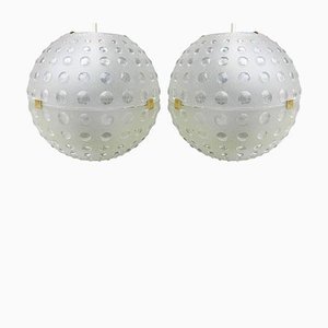 Lámparas colgantes de globo de plástico moldeado opaco, años 50. Juego de 2