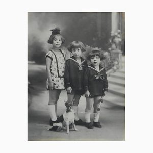 Portrait Fotografie von drei französischen Kinder und Hund, 1920er