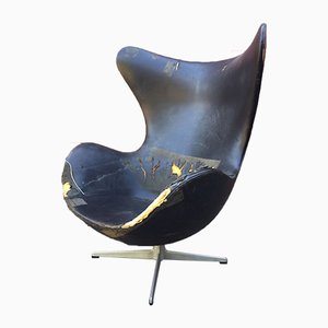 Egg chair in pelle nera di Arne Jacobsen per Fritz Hansen, anni '60