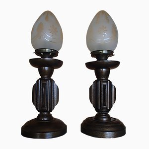 Lámparas de mesa modernistas de madera de color bronce con pantallas de vidrio opalino. Juego de 2