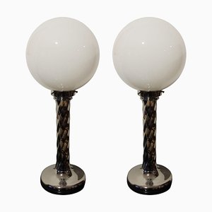 Lámparas de mesa Mid-Century de vidrio opalino blanco con columnas cromadas, años 50. Juego de 2