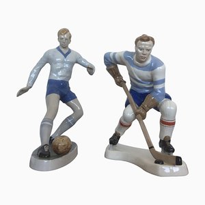 Figuras de jugador de fútbol y hockey de porcelana de Dux, años 40. Juego de 2