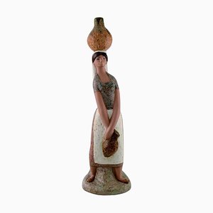 Grande Figure en Céramique Emaillée d'une Femme Transportant de l'Eau de Lladro, Espagne
