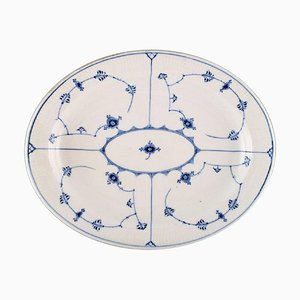 Bandeja de servicio acanalada en azul de porcelana pintada a mano de Royal Copenhagen