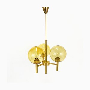 Lámpara de araña sueca de latón de Uno & Östen Kristiansson para Luxus, años 60