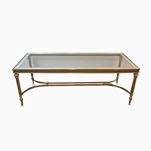 Mesa de centro francesa estilo neoclásico de latón con estante de vidrio transparente rodeada de un espejo plateado, años 70