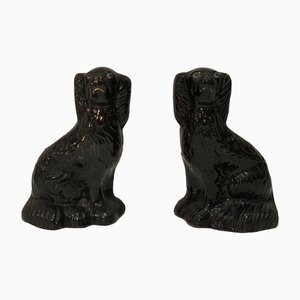 Figuras de perro King-Charles Staffordshire en negro, década de 1880