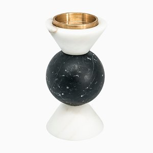 Kurzer zweifarbiger Kerzenhalter aus weißem Carrara und schwarzem Marmor von Fiammettav Home Collection