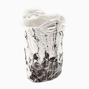 Vaso Gromelo in lana di colori naturali di Inês Schertel, Brasile, 2020