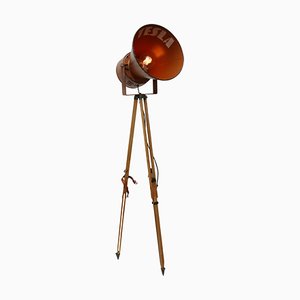 Lámpara de pie trípode industrial vintage de metal y madera