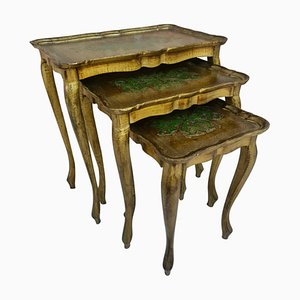 Tavolini antichi in legno dorato e intagliato con gambe cabriole, set di 3