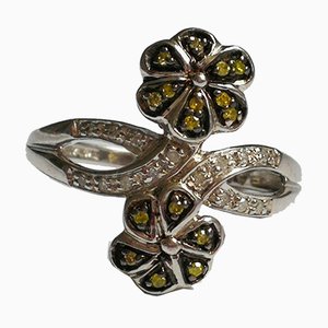Silberner Ring mit floralen Motiven und grünen Rauten