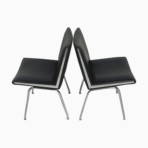 Sillas de aeropuerto completamente restauradas en negro de Hans J. Wegner para AP Stolen, años 60. Juego de 2